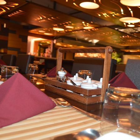 7 Wonders Hotel Gandhinagar Buitenkant foto