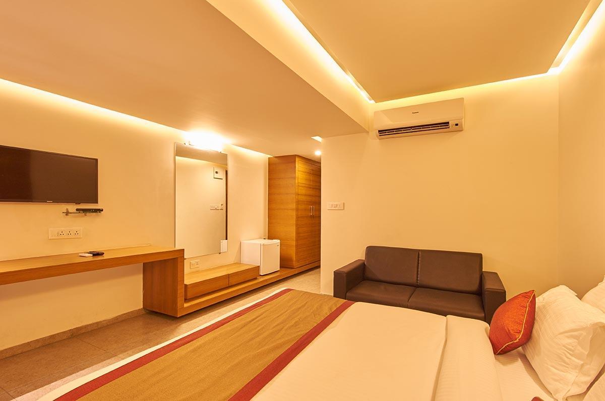 7 Wonders Hotel Gandhinagar Buitenkant foto