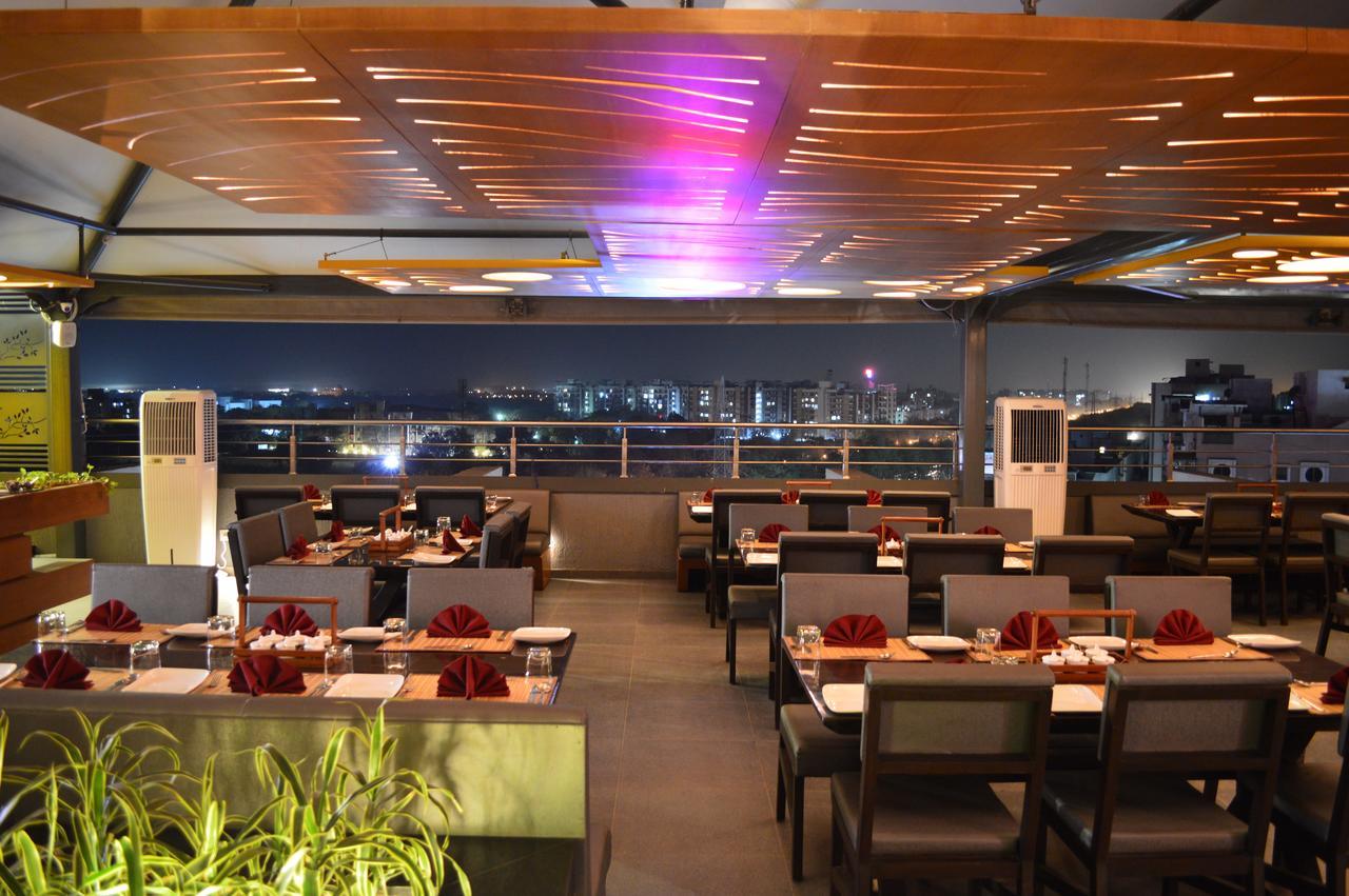 7 Wonders Hotel Gandhinagar Buitenkant foto